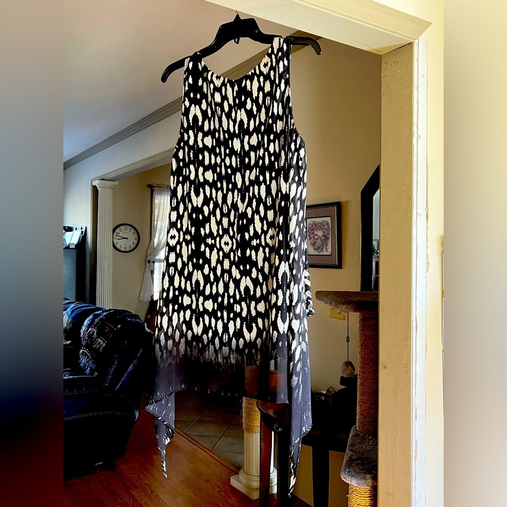 Flowy black and white print top!